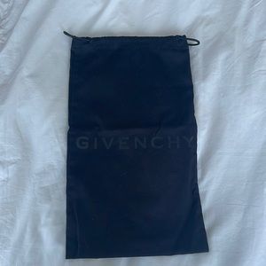 Givenchy black / black logo ✨ Dust bag